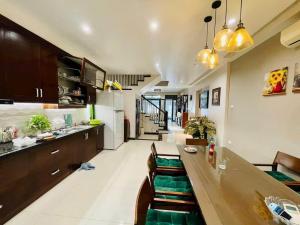 NHÀ 7 TẦNG PHỐ XÃ ĐÀN, ĐỐNG ĐA CĂN HỘ DỊCH VỤ KÍN PHÒNG NHỈNH 30TỶ